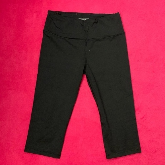 Victoria's Secret Pants - 4/$20✨Victoria’s Secret Sport Knockout VSX Athletic Capri Leggings